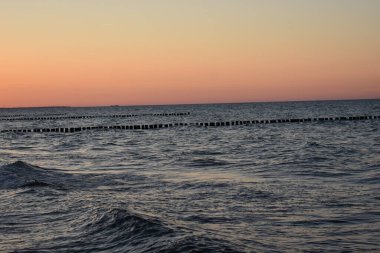 Denizin üzerinde gün batımı