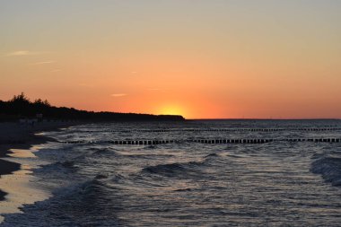 Denizin üzerinde gün batımı.