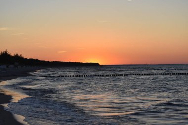 Polonya 'daki Baltık Denizi üzerinde gün batımında güzel manzara