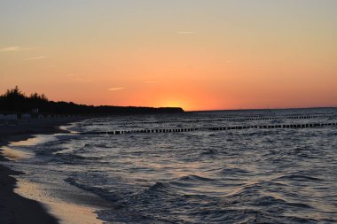 Kışın gün batımında Baltık sahilinde