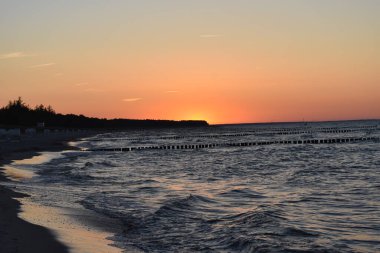 Denizin üzerinde gün batımı