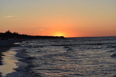 Denizin üzerinde güzel bir gün batımı