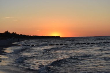 Denizin üzerinde güzel bir gün batımı