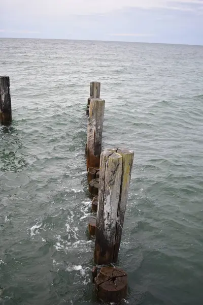 Velho Cais Metal Enferrujado Mar — Fotografia de Stock