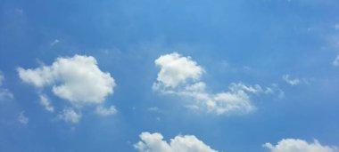 Bulutlu mavi gökyüzü