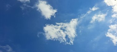 Bulutlu mavi gökyüzü