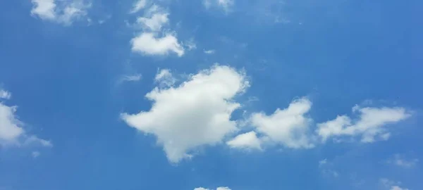 Céu Azul Com Nuvens — Fotografia de Stock