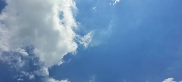 Nuvola Bianca Nel Cielo Blu — Foto Stock