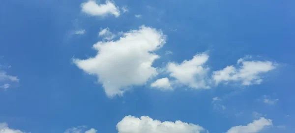 Голубое Небо Фоне Белых Пушистых Облаков — стоковое фото