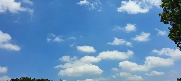 Vacker Blå Himmel Med Moln — Stockfoto