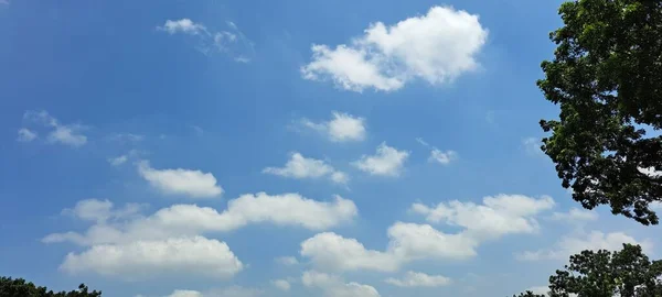 Piękne Chmury Niebie — Zdjęcie stockowe