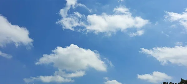 Schöner Himmel Mit Weißen Wolken — Stockfoto