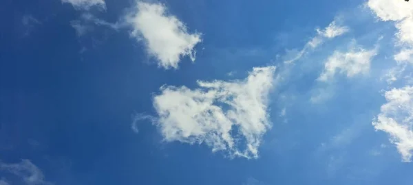 Cielo Blu Con Nuvole — Foto Stock