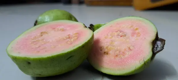 Frische Und Saftige Wassermelone Auf Weißem Hintergrund — Stockfoto