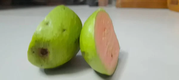 Grüner Und Roter Apfel Auf Dem Tisch — Stockfoto