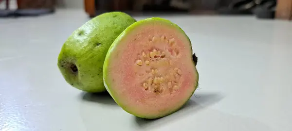 Frische Rote Und Grüne Melone Auf Dem Tisch — Stockfoto