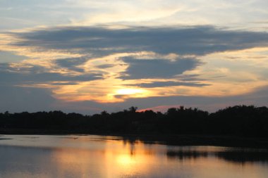 Sahilde gün batımı