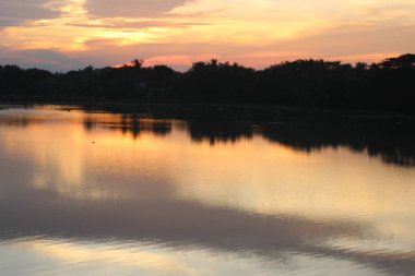 Güzel gün batımı ve göl