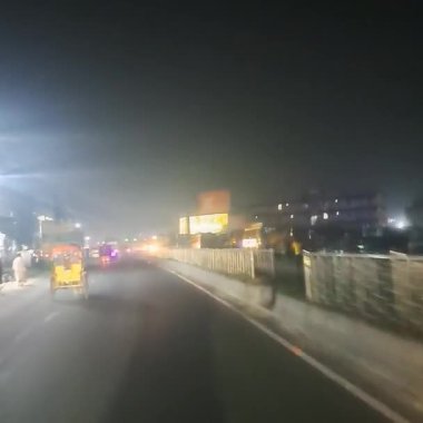 Gece şehirde trafik vardı.