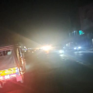 Gece yoldaki trafik ışıkları