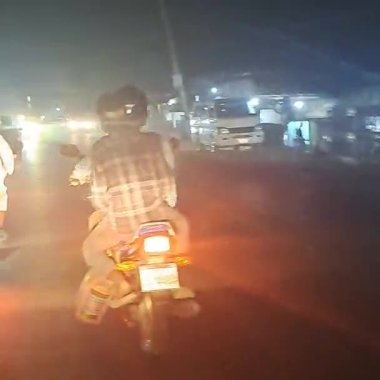 Gece şehirde trafik vardı.