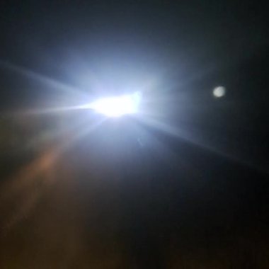 Geceleri şehrin bulanık arkaplanı