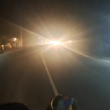 Geceleri şehirde trafik ışığı