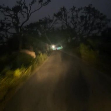 Gece parkındaki arabanın arka planı bulanık.