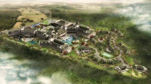 Dağlardaki hava manzarası. Ormandaki büyük bir tatil köyü ya da otel kompleksinin kuş bakışı görüntüsü..