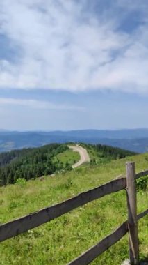 Dağları ve mavi gökyüzü olan güzel bir manzara.