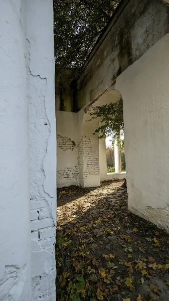 Şehirdeki terk edilmiş eski bina.