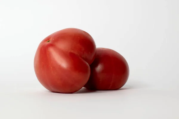 Δύο Ώριμες Κόκκινες Ντομάτες Λευκό Φόντο — Φωτογραφία Αρχείου