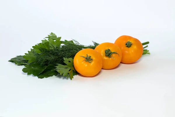 Gele Tomaten Met Peterselie Dille Een Witte Achtergrond — Stockfoto