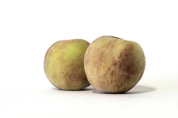Zwei Isolierte Pfirsiche Auf Weißem Hintergrund — Stockfoto