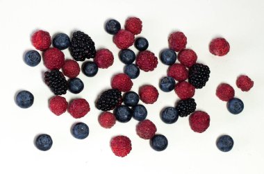 Olgun yaz ahududu ve böğürtlen beyaz arka planda izole.