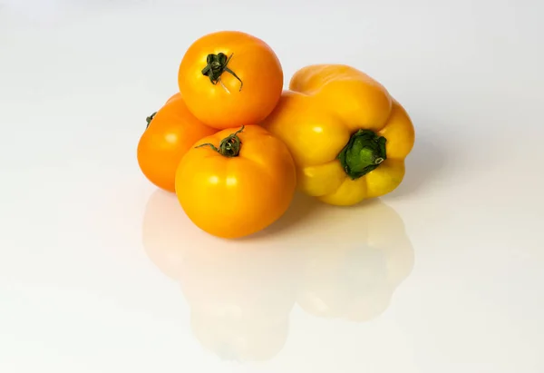 고립된 배경에 신선한 후추와 토마토 오렌지 — 스톡 사진