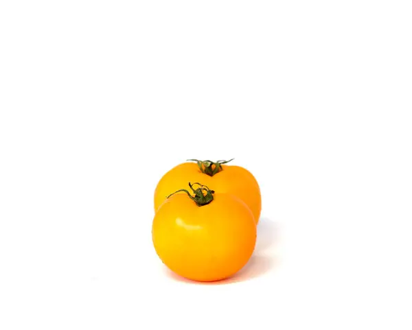 Dois Tomates Amarelos Vibrantes Isolados Fundo Branco — Fotografia de Stock