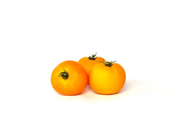 Deliciosos Tomates Amarelos Maduros Isolados Branco — Fotografia de Stock