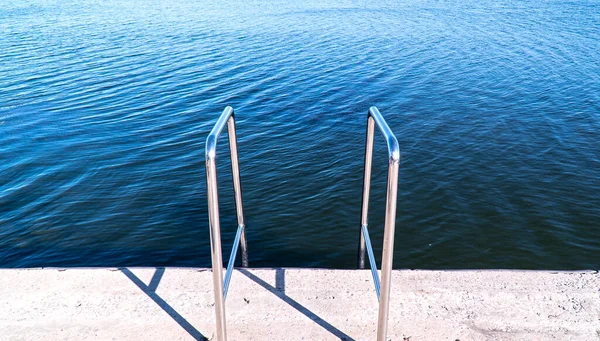 Suya giden merdivenler.