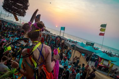 Arambol, Pernem, Goa, Hindistan - 13 Şubat 2022: Ürkütücü Geçit Töreni olarak bilinen canlı Arambol Sahili Karnavalı için temalı giyinmiş katılımcılar toplanıyor. 