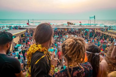 Arambol, Pernem, Goa, Hindistan - 13 Şubat 2022: Ürkütücü Geçit Töreni olarak bilinen canlı Arambol Sahili Karnavalı için temalı giyinmiş katılımcılar toplanıyor. 