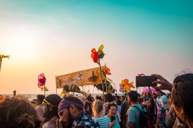 Arambol, Pernem, Goa, Hindistan - 13 Şubat 2022: Ürkütücü Geçit Töreni olarak bilinen canlı Arambol Sahili Karnavalı için temalı giyinmiş katılımcılar toplanıyor. 