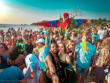 Arambol, Pernem, Goa, Hindistan - 19 Şubat 2020: Ürkütücü Geçit Töreni olarak bilinen canlı Arambol Sahili Karnavalı için temalı giyinmiş katılımcılar toplanıyor. 