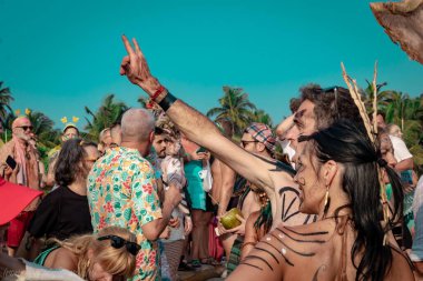 Arambol, Pernem, Goa, Hindistan - 19 Şubat 2020: Ürkütücü Geçit Töreni olarak bilinen canlı Arambol Sahili Karnavalı için temalı giyinmiş katılımcılar toplanıyor. 