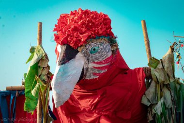 Arambol, Pernem, Goa, Hindistan - 19 Şubat 2020: Ürkütücü Geçit Töreni olarak bilinen canlı Arambol Sahili Karnavalı için temalı giyinmiş katılımcılar toplanıyor. 