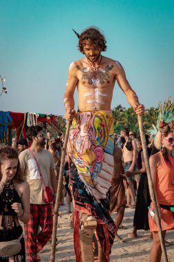 Arambol, Pernem, Goa, Hindistan - 19 Şubat 2020: Ürkütücü Geçit Töreni olarak bilinen canlı Arambol Sahili Karnavalı için temalı giyinmiş katılımcılar toplanıyor. 