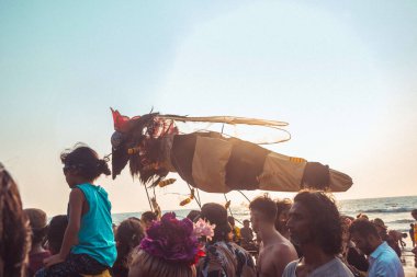 Arambol, Pernem, Goa, Hindistan - 13 Şubat 2022: Ürkütücü Geçit Töreni olarak bilinen canlı Arambol Sahili Karnavalı için temalı giyinmiş katılımcılar toplanıyor. Bu yılki 