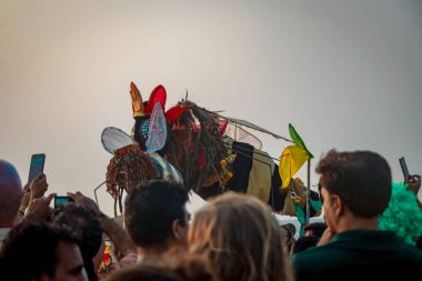 Arambol, Pernem, Goa, Hindistan - 13 Şubat 2022: Ürkütücü Geçit Töreni olarak bilinen canlı Arambol Sahili Karnavalı için temalı giyinmiş katılımcılar toplanıyor. Bu yılki 