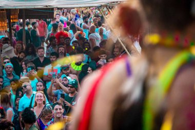 Arambol, Pernem, Goa, Hindistan - 13 Şubat 2022: Ürkütücü Geçit Töreni olarak bilinen canlı Arambol Sahili Karnavalı için temalı giyinmiş katılımcılar toplanıyor. Bu yılki 