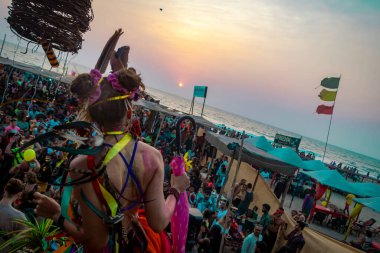 Arambol, Pernem, Goa, Hindistan - 13 Şubat 2022: Ürkütücü Geçit Töreni olarak bilinen canlı Arambol Sahili Karnavalı için temalı giyinmiş katılımcılar toplanıyor. Bu yılki 